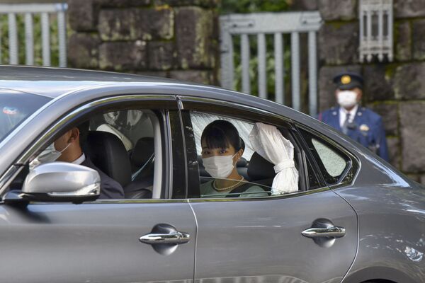 La princesa Mako, hija mayor del príncipe heredero Akishino de Japón y sobrina del emperador Naruhito, se casó el 26 de octubre con su compañero de clase Kei Komuro. Mako, que acababa de cumplir 30 años, perdió su título y ya no será miembro de la familia imperial.En la foto: la exprincesa Mako en un automóvil el día de su boda. - Sputnik Mundo