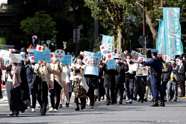 La ceremonia se celebróen el municipio de Shibuya y contó con la presencia de un funcionario del Comitéde la Casa Imperial.En la foto: una protesta en Tokio por la boda de la princesa Mako. - Sputnik Mundo