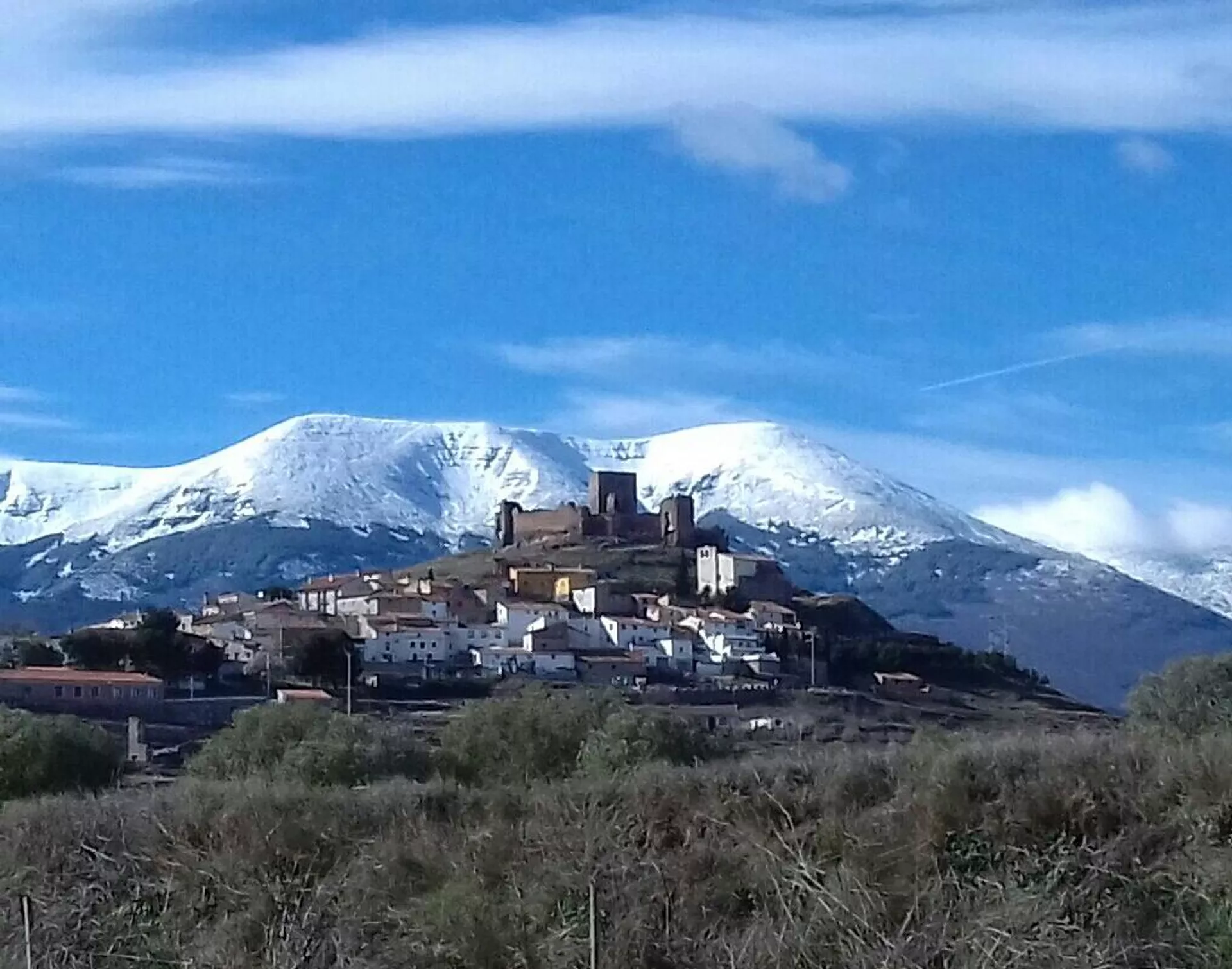 Trasmoz (Zaragoza) con el Moncayo al fondo Trasmoz (Zaragoza) con el Moncayo al fondo - Sputnik Mundo, 1920, 26.10.2021