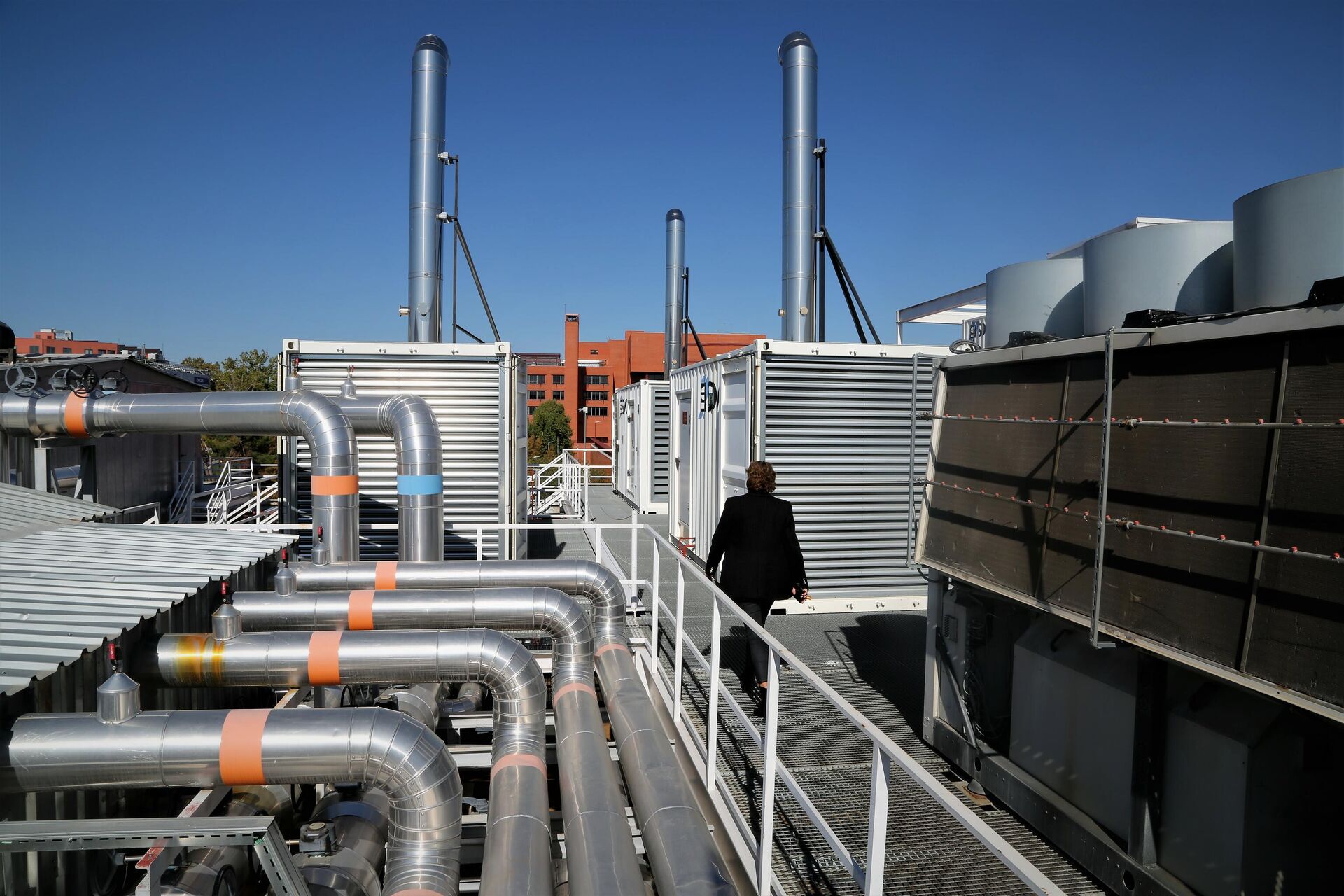 Raquel Figueruelo, responsable de la compañía Interxion en España, caminando por el tejado del CPD en Madrid - Sputnik Mundo, 1920, 27.10.2021