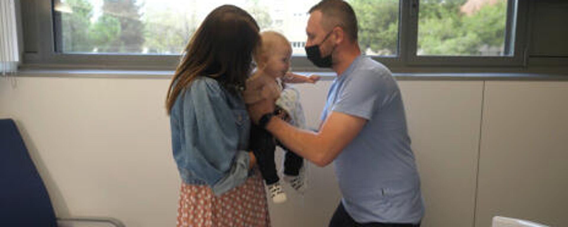 Milosz y sus padres en el Hospital Universitario Dexeus (Barcelona) - Sputnik Mundo, 1920, 27.10.2021