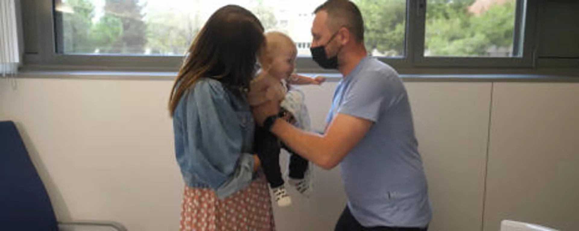 Milosz y sus padres en el Hospital Universitario Dexeus (Barcelona) - Sputnik Mundo, 1920, 27.10.2021
