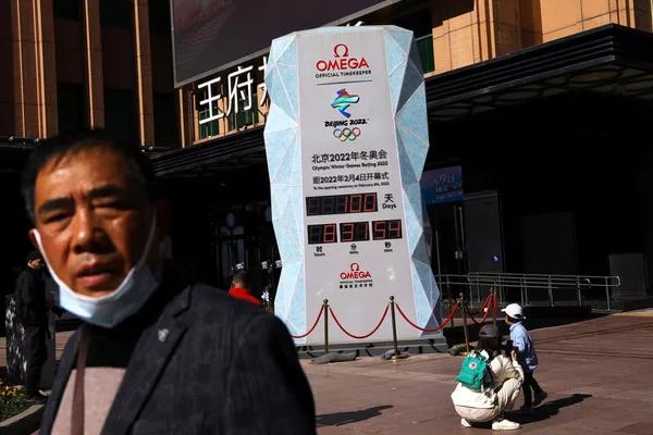 China está vacunando masivamente a sus ciudadanos para minimizar al máximo los contagios durante los JJOO de Invierno 2022. Según los cálculos de las autoridades chinas al momento de comenzar la cuenta regresiva de los 100 días, más de mil millones de personas ya habrán sido vacunadas, es decir, más del 70% de la población. En Pekín, la cifra llega al 93%, lo que sugiere que se ha logrado la inmunidad de rebaño. China está vacunando masivamente a sus ciudadanos para minimizar al máximo los contagios durante los JJOO de Invierno 2022. Según los cálculos de las autoridades chinas al momento de comenzar la cuenta regresiva de los 100 días, más de mil millones de personas ya habrán sido vacunadas, es decir, más del 70% de la población. En Pekín, la cifra llega al 93%, lo que sugiere que se ha logrado la inmunidad de rebaño. - Sputnik Mundo