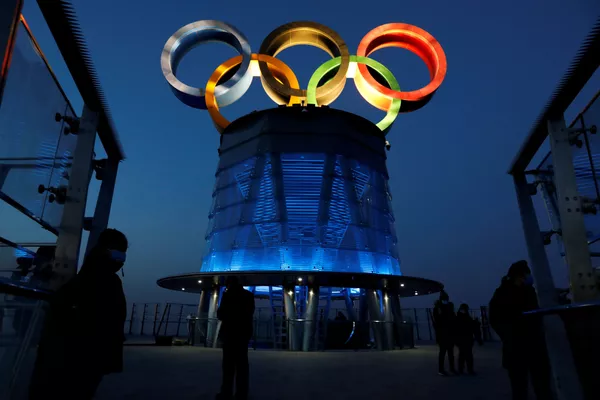 En la víspera de los 100 días para el evento deportivo se presentaron las medallas olímpicas en Pekín, y la casa de la moneda china emitió una serie de monedas conmemorativas de plata y oro con valor de 5 a 10.000 yuanes para esta fecha. Además, la corporación de medios de China lanzó el primer canal olímpico del mundo que emite todo el día en alta resolución. En la foto: los anillos olímpicos en la torre olímpica de Pekín. En la víspera de los 100 días para el evento deportivo se presentaron las medallas olímpicas en Pekín, y la casa de la moneda china emitió una serie de monedas conmemorativas de plata y oro con valor de 5 a 10.000 yuanes para esta fecha. Además, la corporación de medios de China lanzó el primer canal olímpico del mundo que emite todo el día en alta resolución. En la foto: los anillos olímpicos en la torre olímpica de Pekín. - Sputnik Mundo