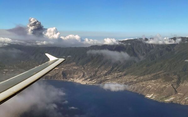 La erupción del volcán va acompañada de frecuentes terremotos; ya se han registrado varias decenas de miles de ellos. El más poderoso, con una magnitud de 5,0, ocurrió el 23 de octubre. - Sputnik Mundo