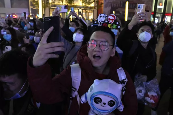 Las autoridades de la capital china confirmaron que la ciudad está totalmente preparada para los JJOO de Invierno 2022. La construcción de todas las nuevas instalaciones deportivas y la preparación de las existentes han concluido y están prácticamente listas para su puesta en marcha. Además, la estación de tren de alta velocidad más profunda, Badaling, que está situada directamente bajo la Gran Muralla China y cerca de Pekín, ya se inauguró. En la foto: los habitantes de Pekín inician la cuenta regresiva de 100 días para el comienzo de los Juegos Olímpicos de Invierno 2022. Las autoridades de la capital china confirmaron que la ciudad está totalmente preparada para los JJOO de Invierno 2022. La construcción de todas las nuevas instalaciones deportivas y la preparación de las existentes han concluido y están prácticamente listas para su puesta en marcha. Además, la estación de tren de alta velocidad más profunda, Badaling, que está situada directamente bajo la Gran Muralla China y cerca de Pekín, ya se inauguró. En la foto: los habitantes de Pekín inician la cuenta regresiva de 100 días para el comienzo de los Juegos Olímpicos de Invierno 2022. - Sputnik Mundo