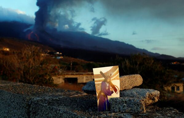 Esta es la primera erupción del volcán canario, que se consideraba inactivo, en las últimas cinco décadas. Se estima que la actividad volcánica, iniciada el 19 de septiembre, durará hasta tres meses. - Sputnik Mundo