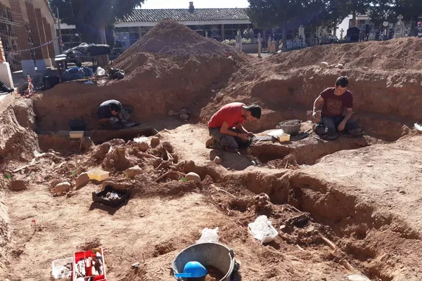 Excavación en una fosa común en Belchite, Zaragoza Excavación en una fosa común en Belchite, Zaragoza - Sputnik Mundo
