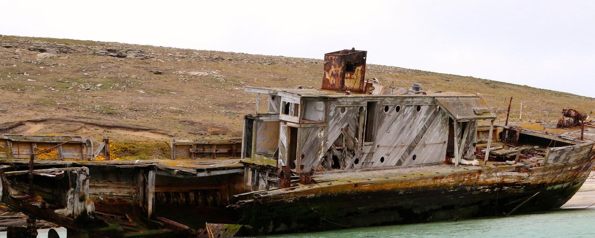 Un barco encallado en Puerto Argentino (Puerto Stanley según los británicos), en las Islas Malvinas - Sputnik Mundo, 1920, 27.10.2021