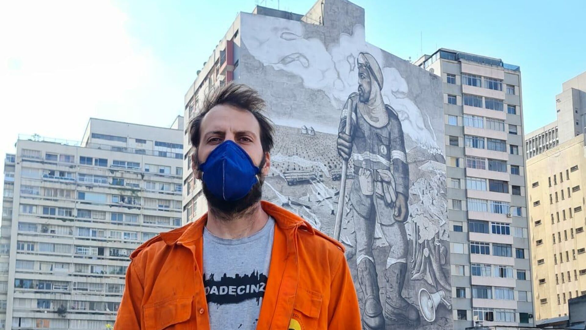 El artista Mundano junto al mural realizado con cenizas de la Amazonía El artista Mundano junto al mural realizado con cenizas de la Amazonía - Sputnik Mundo, 1920, 27.10.2021
