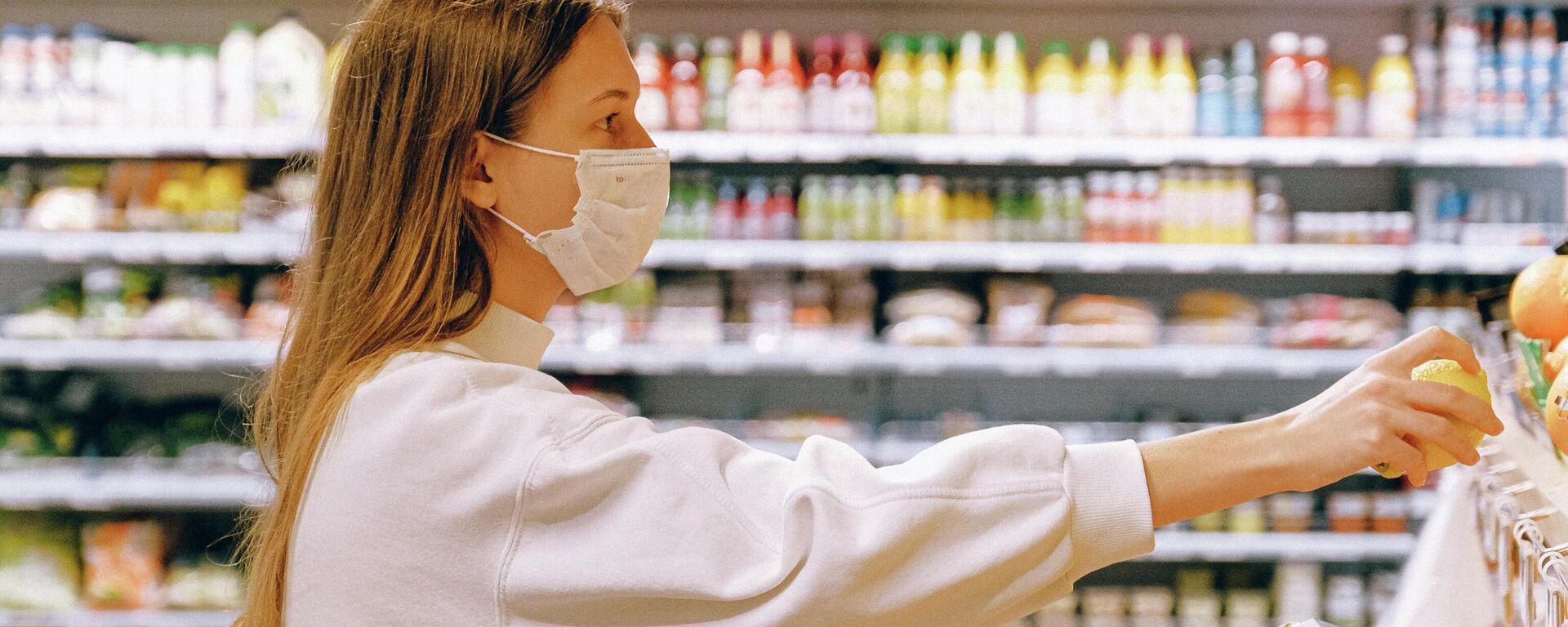 Una mujer de compras en un supermercado - Sputnik Mundo, 1920, 28.10.2021