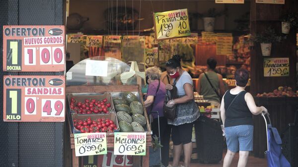 Varias personas compran en una frutería - Sputnik Mundo