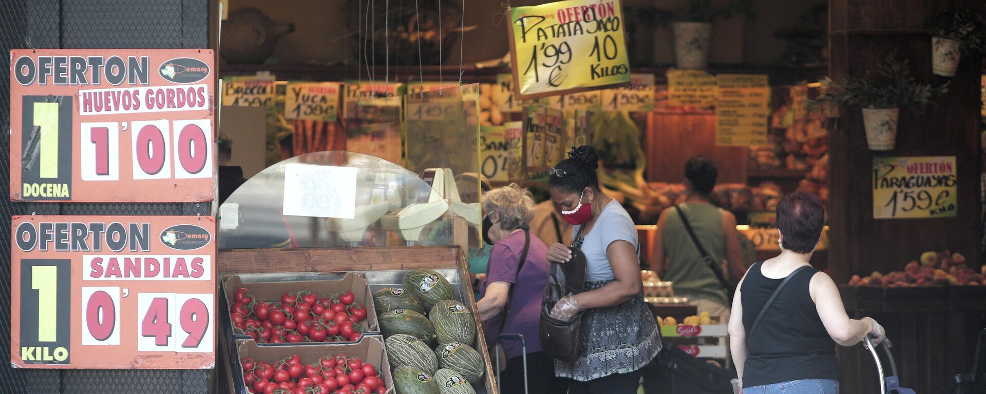 Varias personas compran en una frutería - Sputnik Mundo, 1920, 08.06.2023