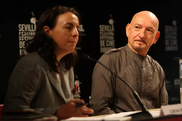 Concha Ortiz traduciendo al actor Ben Kingsley Concha Ortiz traduciendo al actor Ben Kingsley - Sputnik Mundo
