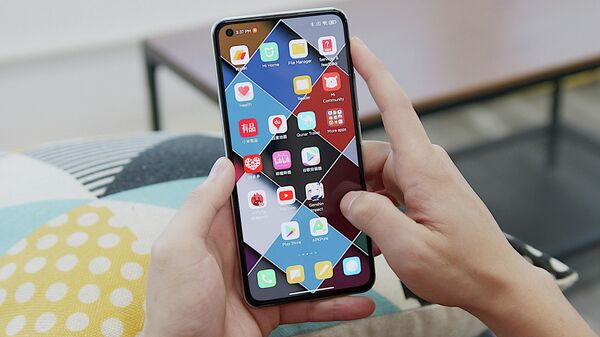 Un 'smartphone' Xiaomi, foto de archivo - Sputnik Mundo