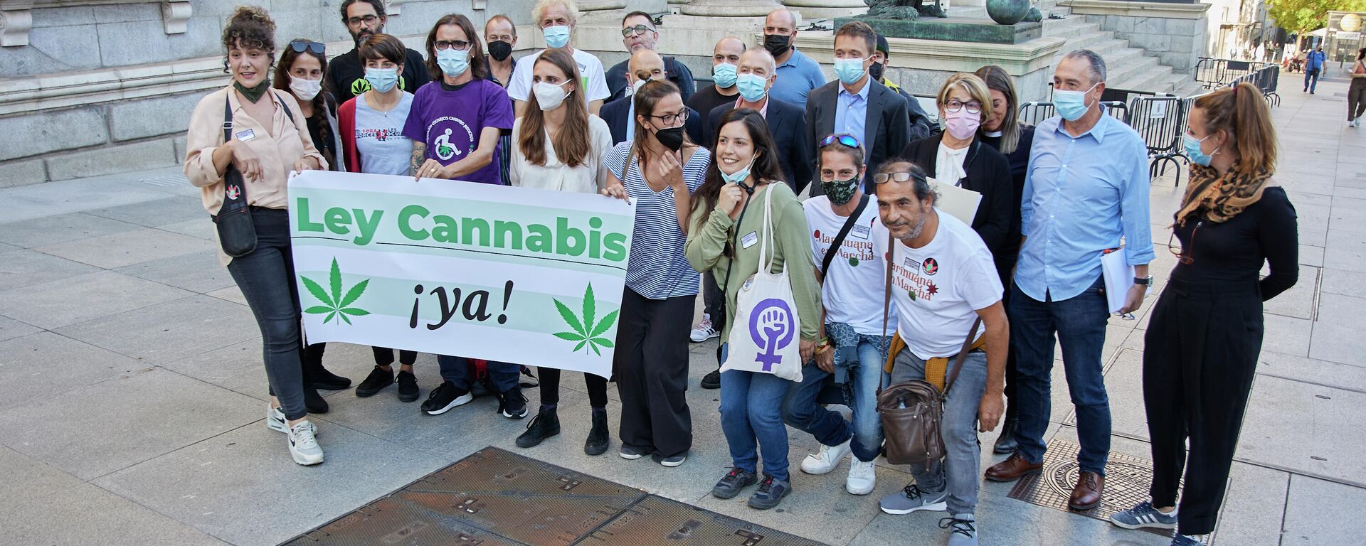 Diputados posando con una asociación a favor del cannabis - Sputnik Mundo, 1920, 01.11.2021