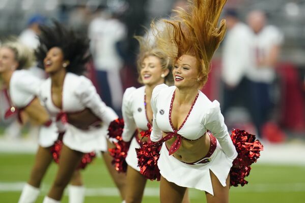 Animadoras del equipo de fútbol americano Arizona Cardinals durante un partido contra los Houston Texans. - Sputnik Mundo