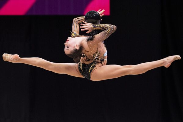 La gimnasta rumana Annaliese Dragan en el Campeonato Mundial de Gimnasia Rítmica, celebrado en la ciudad japonesa de Fukuoka. - Sputnik Mundo