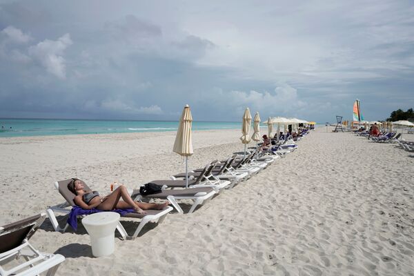 Una turista toma el sol en una playa de Varadero, en Cuba. - Sputnik Mundo