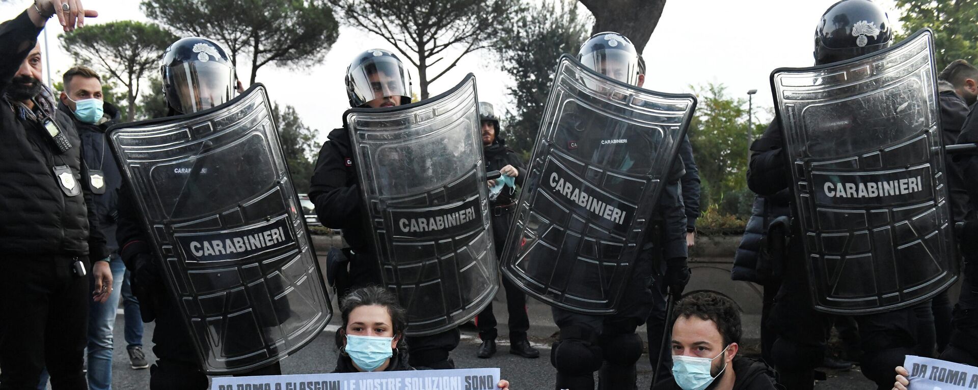 Agentes de Policía y manifestantes que protestan contra el G20 en Roma, Italia, el 30 de octubre de 2021 Agentes de Policía y manifestantes que protestan contra el G20 en Roma, Italia, el 30 de octubre de 2021 - Sputnik Mundo, 1920, 30.10.2021