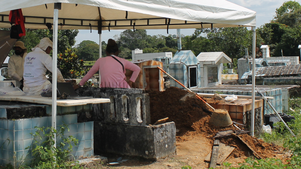 Los empleados de la Unidad de Búsqueda en el cementerio de La Unión Peneya, en La Montañita - Sputnik Mundo