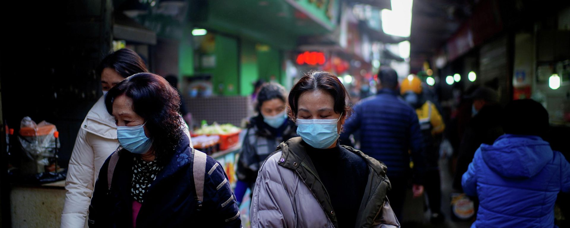 Personas con mascarillas en un mercado callejero en los primeros meses del brote del coronavirus en Wuhan, provincia de Hubei, China, el 8 de febrero de 2021 Personas con mascarillas en un mercado callejero en los primeros meses del brote del coronavirus en Wuhan, provincia de Hubei, China, el 8 de febrero de 2021 - Sputnik Mundo, 1920, 31.10.2021