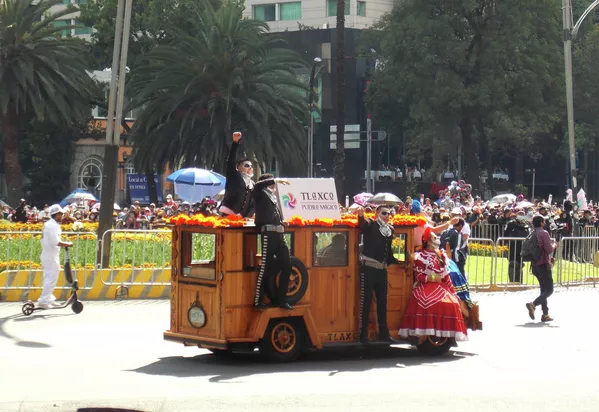 Para este 2021 se tiene una asistencia estimada de más de 300.000 personas que disfrutarán del Desfile Internacional de Día de Muertos, en un contexto en el que la ciudad celebra el fin de la vacunación de adultos mayores. Para este 2021 se tiene una asistencia estimada de más de 300.000 personas que disfrutarán del Desfile Internacional de Día de Muertos, en un contexto en el que la ciudad celebra el fin de la vacunación de adultos mayores. - Sputnik Mundo