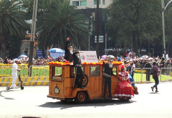 Para este 2021 se tiene una asistencia estimada de más de 300.000 personas que disfrutarán del Desfile Internacional de Día de Muertos, en un contexto en el que la ciudad celebra el fin de la vacunación de adultos mayores. - Sputnik Mundo