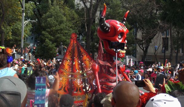 Las 260.000 flores de cempasúchil a lo largo de Paseo de la Reforma llenan de color el Desfile Internacional de Día de Muertos. - Sputnik Mundo