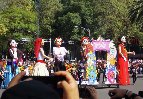 Como una forma de promover la reactivación económica, el Gobierno de la Ciudad de México realizó el Festival del Cempasúchil en el Bosque de Chapultepec y Reforma, donde productores de plantas de Tláhuac y Xochimilco venden sus productos. Como una forma de promover la reactivación económica, el Gobierno de la Ciudad de México realizó el Festival del Cempasúchil en el Bosque de Chapultepec y Reforma, donde productores de plantas de Tláhuac y Xochimilco venden sus productos. - Sputnik Mundo