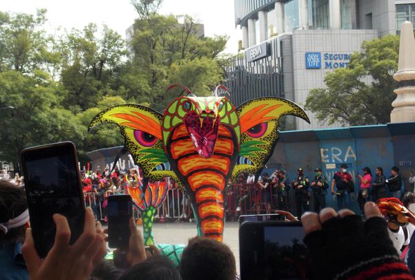 La primera vez que se realizó el Desfile Internacional de Día de Muertos fue en 2016, retomando una idea que se llevó acabo para grabar una escena de una película de James Bond. - Sputnik Mundo