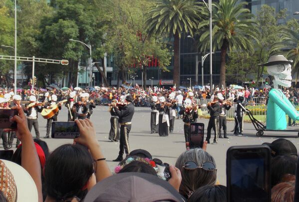 La jefa de Gobierno de la Ciudad de México, Claudia Sheinbaum, aseguró que el desfile será un homenaje para las personas fallecidas por COVID-19 y se realiza en medio de los festejos por los siete siglos de historia de la capital y 200 años de la consumación de la Independencia. - Sputnik Mundo