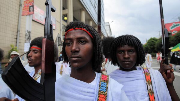 Miembros de un grupo de danza tradicional durante la celebración del mandato del primer ministro de Etiopía, Abiy Ahmed, en Addis Abeba (Etiopía), el 4 de octubre del 2021 - Sputnik Mundo