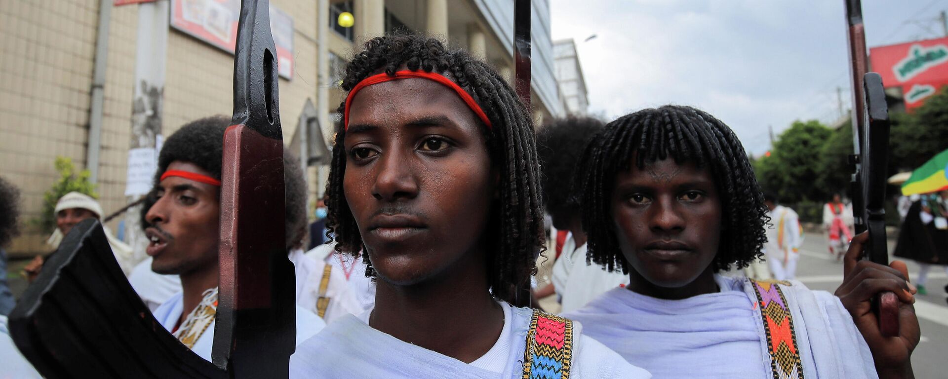 Miembros de un grupo de danza tradicional durante la celebración del mandato del primer ministro de Etiopía, Abiy Ahmed, en Addis Abeba (Etiopía), el 4 de octubre del 2021 - Sputnik Mundo, 1920, 01.11.2021