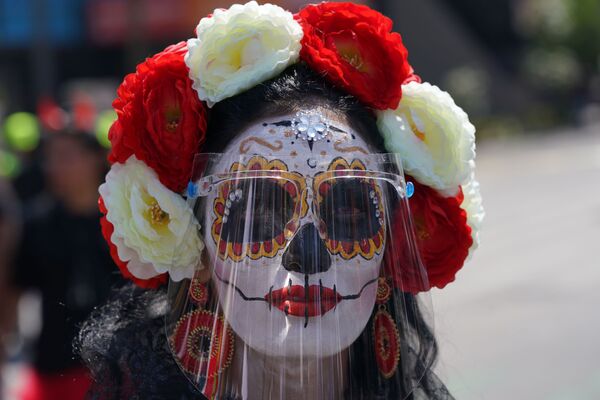 El punto culminante de las fiestas es el carnaval de los muertos. Se trata de un desfile en las calles protagonizado por miles y su procesión está encabezada por el principal símbolo de la fiesta, la Calavera Catrina. - Sputnik Mundo