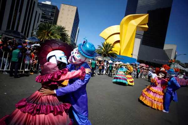 El Día de Muertos es una de las fiestas más importantes y caras de México. Algunas familias de las zonas rurales pueden llegar a dedicar dos meses de su presupuesto para preparar este acontecimiento. Aunque estos días se recuerdan a los seres queridos que ya se encuentran físicamente en este mundo, los mexicanos lo celebran con alegría porque estos días los espíritus (o almas) de los difuntos visitan a los vivos. El Día de Muertos es una de las fiestas más importantes y caras de México. Algunas familias de las zonas rurales pueden llegar a dedicar dos meses de su presupuesto para preparar este acontecimiento. Aunque estos días se recuerdan a los seres queridos que ya se encuentran físicamente en este mundo, los mexicanos lo celebran con alegría porque estos días los espíritus (o almas) de los difuntos visitan a los vivos. - Sputnik Mundo