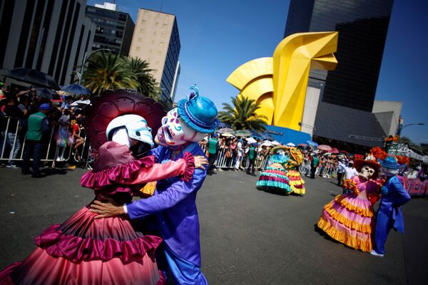 El Día de Muertos es una de las fiestas más importantes y caras de México. Algunas familias de las zonas rurales pueden llegar a dedicar dos meses de su presupuesto para preparar este acontecimiento. Aunque estos días se recuerdan a los seres queridos que ya se encuentran físicamente en este mundo, los mexicanos lo celebran con alegría porque estos días los espíritus (o almas) de los difuntos visitan a los vivos. - Sputnik Mundo