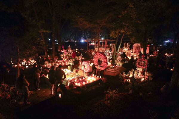 La celebración del Día de Muertos está compuesta por varios factores importantes, uno de ellos es la limpieza general, tanto de la casa como de las tumbas. Otro componente son las ofrendas. Las familias también arman altares especiales dedicados a sus familiares fallecidos donde se pueden ver fotos, cosas importantes de los difuntos en vida y hasta sus golosinas favoritas. Sin embargo, algunas familias pasan el Día de Muertos en un cementerio, organizando allí una especie de picnic, cenando junto a las tumbas de sus familiares y recordándolos cómo eran en vida. - Sputnik Mundo