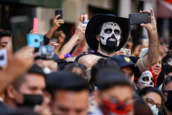 Cientos de espectadores asisten a ver el desfile anual del Día de Muertos que se lleva a cabo en la Ciudad de México. Cientos de espectadores asisten a ver el desfile anual del Día de Muertos que se lleva a cabo en la Ciudad de México. - Sputnik Mundo