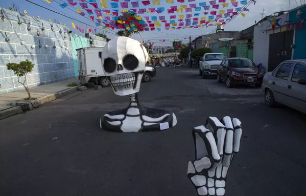 En estos días, se suelen adornar las casas con esqueletos artificiales y otros atributos por el Día de Muertos. La gente se divierte, canta y baila. En estos días, se suelen adornar las casas con esqueletos artificiales y otros atributos por el Día de Muertos. La gente se divierte, canta y baila. - Sputnik Mundo