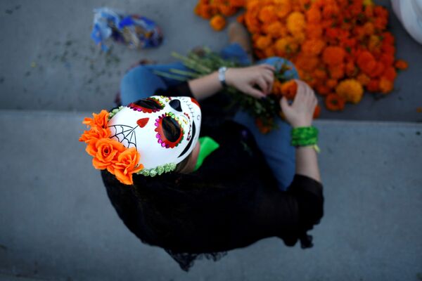 Los rituales para conmemorar a los muertos en la antigüedad se celebraban en verano, pero con la llegada de los conquistadores y el catolicismo el Día de Muertos se trasladó a noviembre, más cerca del Día de Todos los Santos y de los Difuntos. - Sputnik Mundo