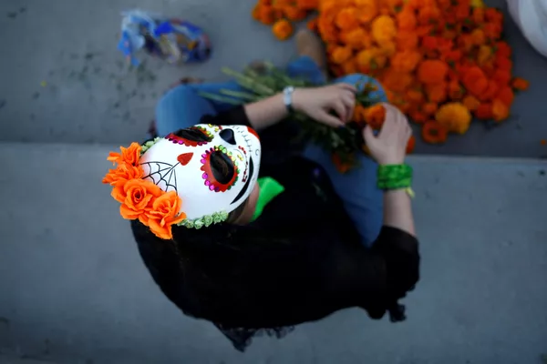 Los rituales para conmemorar a los muertos en la antigüedad se celebraban en verano, pero con la llegada de los conquistadores y el catolicismo el Día de Muertos se trasladó a noviembre, más cerca del Día de Todos los Santos y de los Difuntos. Los rituales para conmemorar a los muertos en la antigüedad se celebraban en verano, pero con la llegada de los conquistadores y el catolicismo el Día de Muertos se trasladó a noviembre, más cerca del Día de Todos los Santos y de los Difuntos. - Sputnik Mundo