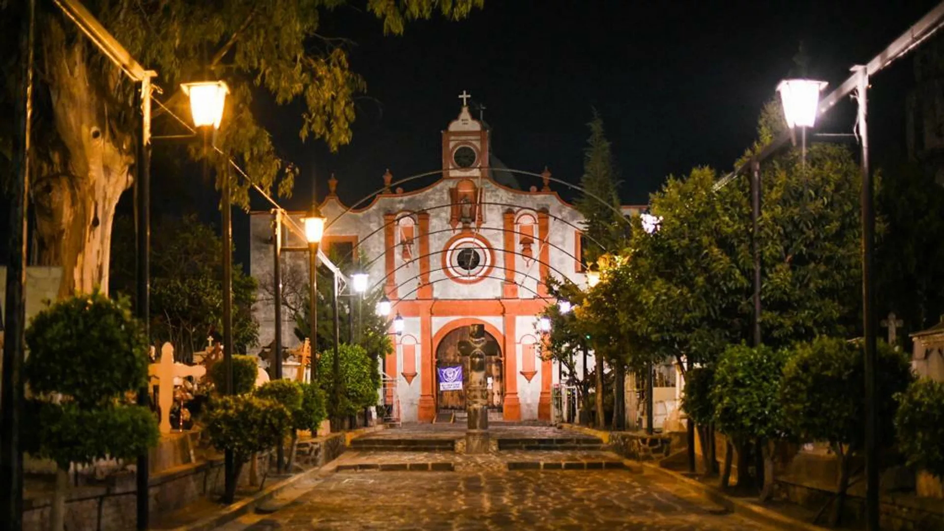 Cementerio de San Andrés Míxquic, Tláhuac, en la Ciudad de México Cementerio de San Andrés Míxquic, Tláhuac, en la Ciudad de México - Sputnik Mundo, 1920, 01.11.2021