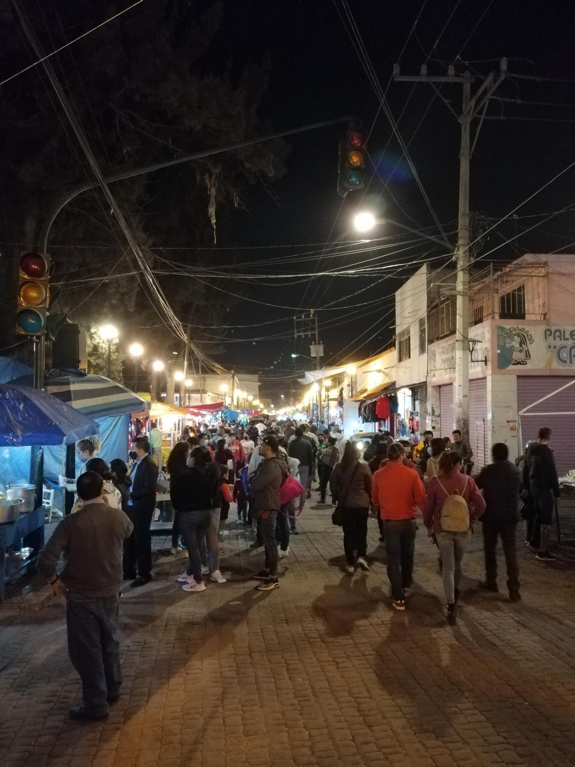 Visitantes recorren las calles de Míxquic en el marco de las festividades por el Día de Muertos - Sputnik Mundo, 1920, 01.11.2021