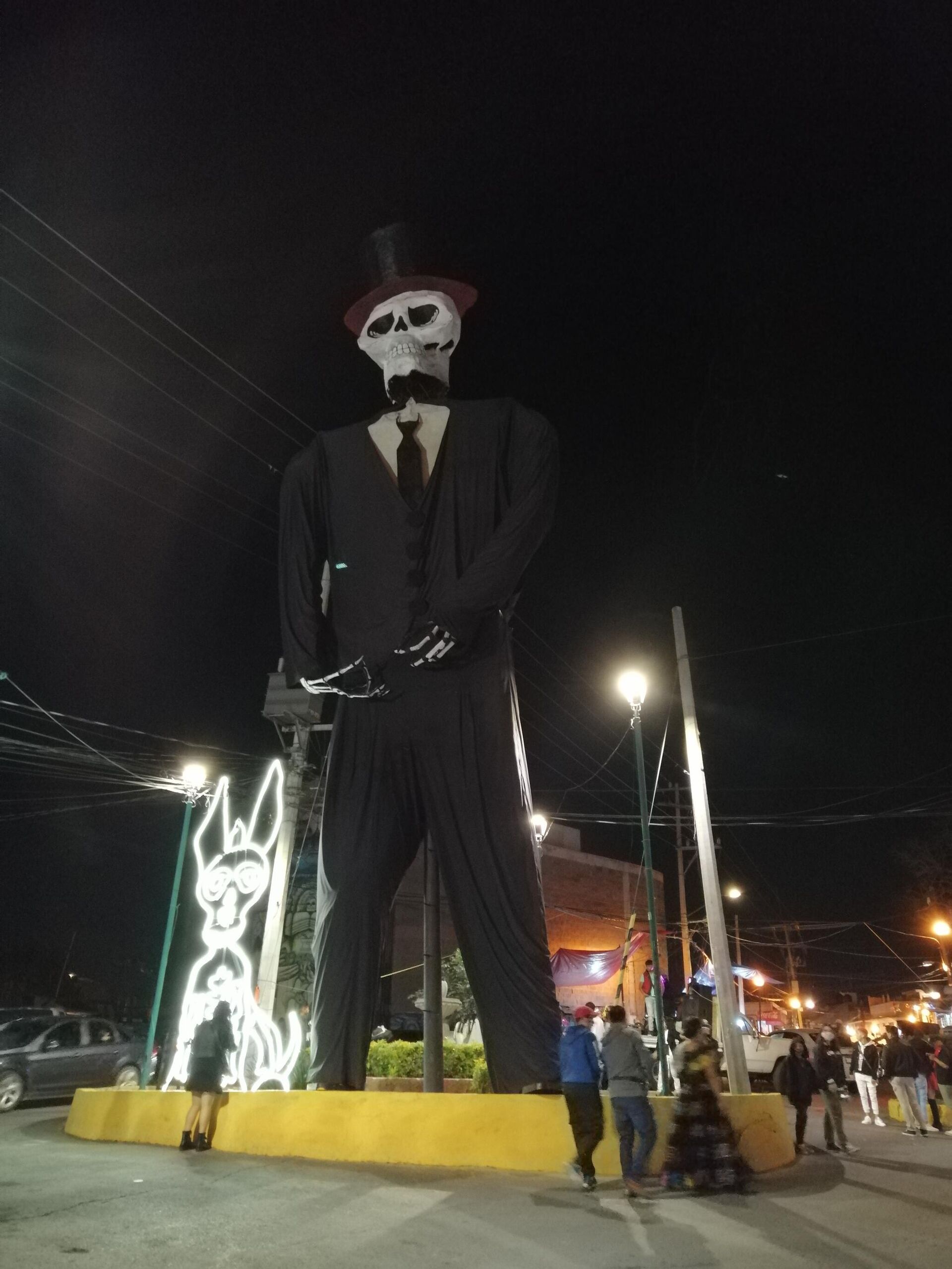 Una muerte monumental da la bienvenida a los viajeros en la entrada a Míxquic - Sputnik Mundo, 1920, 01.11.2021