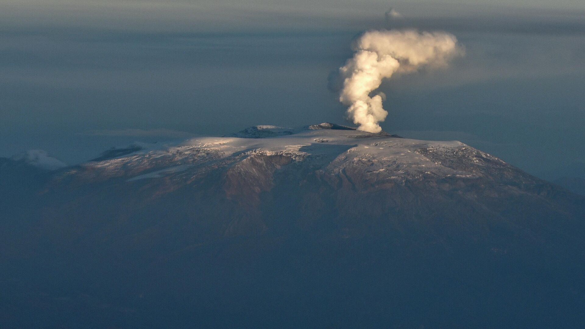 El volcán del Ruiz en Colombia El volcán del Ruiz en Colombia - Sputnik Mundo, 1920, 01.11.2021