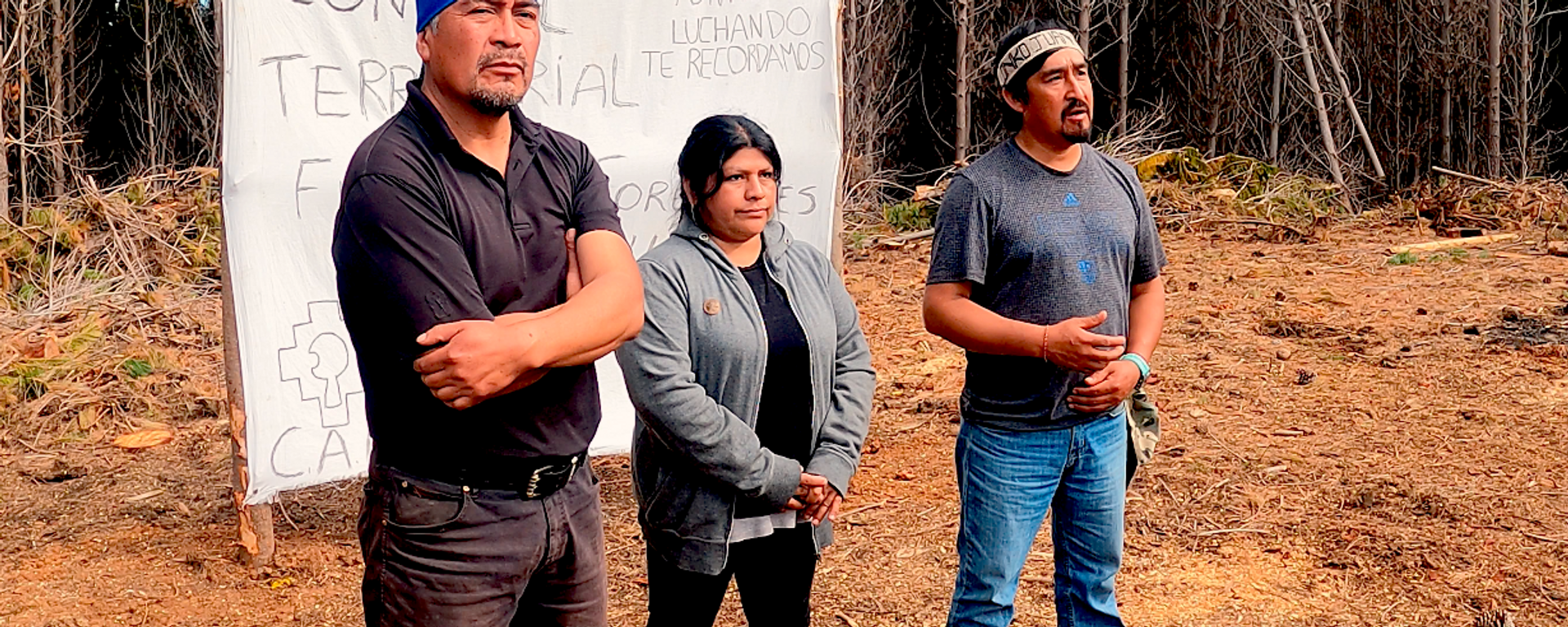 Vocero de la CAM Héctor Llaitul (izquierda); Orfenila Alcaman, werken del Lof Peleco Pidenko (centro) y Juan Pichun, 'lonko' de la comunidad de Temulemu (derecha), en predio ancestral - Sputnik Mundo, 1920, 02.11.2021