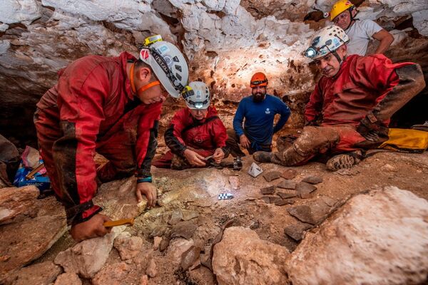 Investigadores mexicanos del Instituto Nacional de Antropología e Historia INAH han encontrado una canoa maya totalmente conservada en la península de Yucatán, que se cree que tiene más de 1.100 años. En la foto: los arqueólogos inspeccionan la cueva en la que se encontró la antigua canoa. - Sputnik Mundo