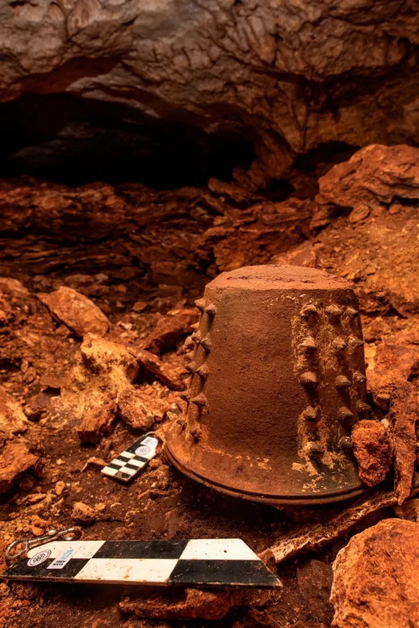 La barca tiene 1,6 metros de largo, 80 centímetros de ancho y su edad es de aproximadamente 1100-1200 años. Más precisamente, se determinarán los científicos franceses que ayudarán a analizar la madera. En la foto: objetos encontrados en la cueva junto con la canoa antigua. - Sputnik Mundo