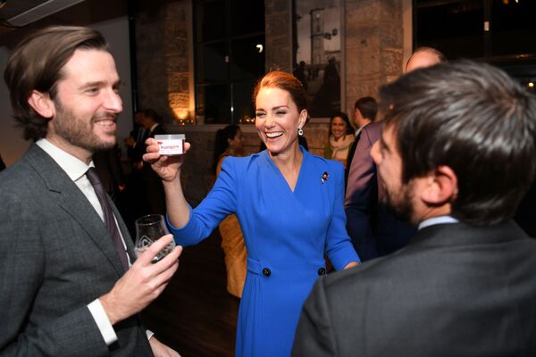 El evento organizado por el Reino Unido e Italia se prolongará hasta el 12 de noviembre y durante su desarrollo contará con la participación de unas 30.000 ONG, periodistas y delegados de todo el mundo. En la foto: la duquesa de Cambridge Kate durante la recepción de la COP26 en Glasgow. - Sputnik Mundo